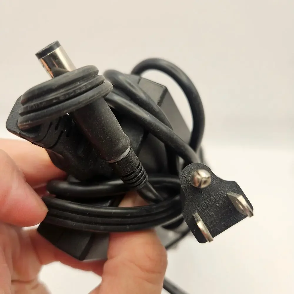 DELL GENIUINE 130W AC/DC POWER ADAPTER GOOD SHAPE DA130PE1-00